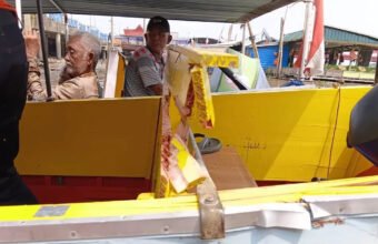 Petugas Satpolairud Polrestabes Palembang bersama warga mengevakuasi penumpang usai kecelakaan speedboat yang tenggelam akibat tabrakan di bawah Jembatan Ampera, Sungai Musi, Palembang, Rabu (8/7/2026). (Foto: istimewa)