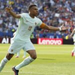 Kebuntuan akhirnya pecah pada menit ke-60 ketika Kylian Mbappe menebus kegagalannya dari titik putih dengan melepaskan tendangan melengkung yang tak mampu dijangkau Bounou. (Foto: detiksport.com)