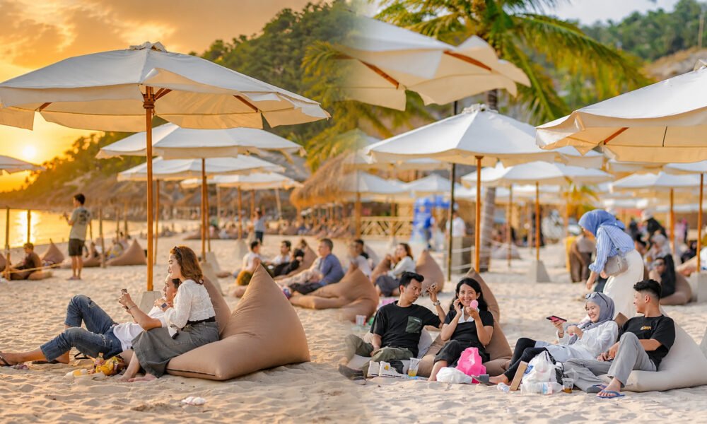 Liburan Makin Seru di Rio by the Beach, Pantai Hits Lampung yang Wajib Dikunjungi Tahun Ini Pengunjung yang menikmati pemandangan pantai Rio by the Beach berlokasi di Desa Bulok, Kecamatan Kalianda, Kabupaten Lampung Selatan, Provinsi Lampung. (Foto: instagram @riobythebeach)