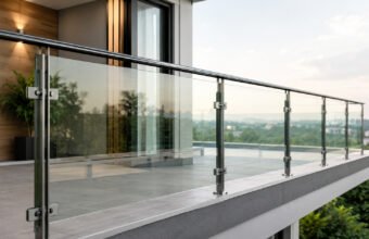 Railing kaca kini menjadi salah satu pilihan favorit dalam desain rumah modern. (Foto: istimewa)