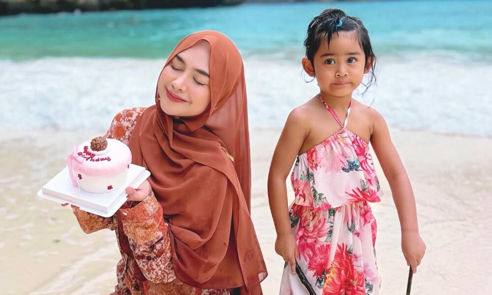 Bukan Pesta Mewah! Ria Ricis Pilih Rayakan Ultah ke-31 Berdua dengan Moana di Pantai Ria Ricis merayakan ulang tahun ke-31 secara privat di pantai bersama putrinya, Moana. (Foto: instagram @riaricis1795)