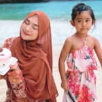 Soal Ikhlas Ternyata Aku Masih Amatir, Makna Lirik Lagu Sesi Potret yang Menyentuh Hati Ria Ricis merayakan ulang tahun ke-31 secara privat di pantai bersama putrinya, Moana. (Foto: instagram @riaricis1795)