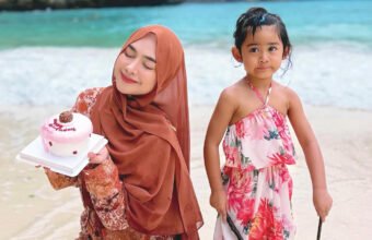 Ria Ricis merayakan ulang tahun ke-31 secara privat di pantai bersama putrinya, Moana. (Foto: instagram @riaricis1795)