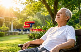 Seorang lansia sedang berjemur di bawah sinar matahari pagi di taman dengan suasana hijau yang asri sambil tersenyum, menggambarkan gaya hidup sehat dan aktif di usia lanjut. (Foto: dok/nara.sriwijayaterkini.id)