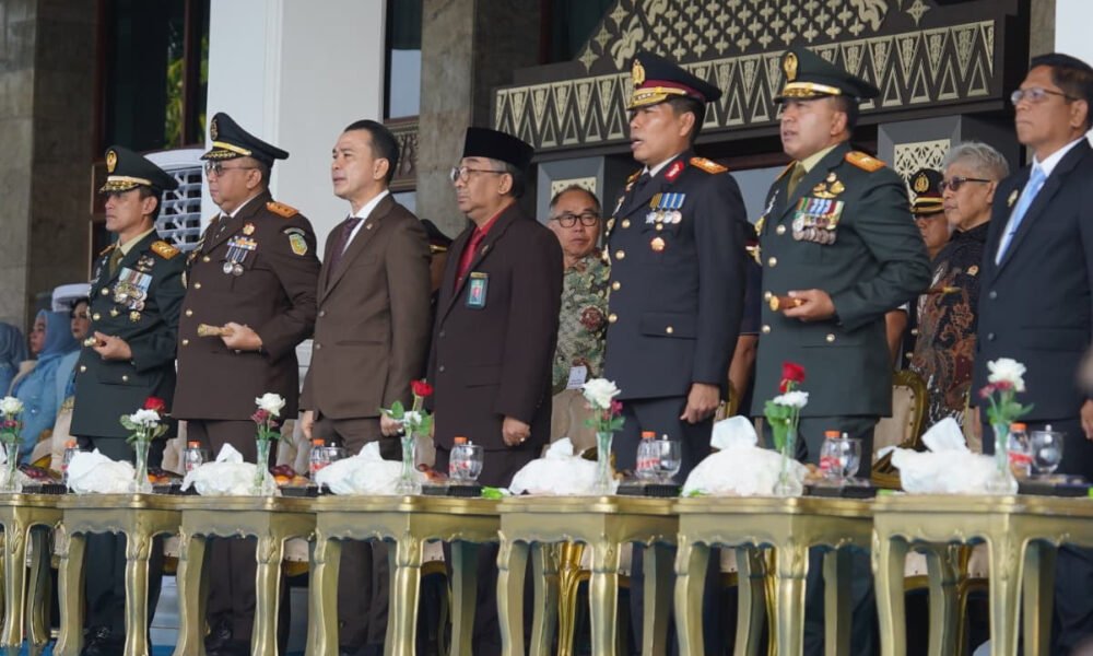 Pangdam II/Swj Hadiri Upacara dan Syukuran Hari Bhayangkara Ke-80 Tahun 2026 di Griya Agung Palembang Pangdam II/Swj Mayjen TNI Ujang Darwis, M.D.A., dan Ketua Persit KCK Daerah II/Sriwijaya Ny. Desi Ujang Darwis, menghadiri kegiatan Upacara dan Syukuran Hari Bhayangkara Ke-80 Tahun 2026 yang digelar di Halaman Griya Agung Palembang, Rabu (01/07/2026). (Foto: Yulie)