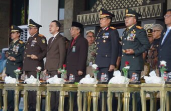 Pangdam II/Swj Mayjen TNI Ujang Darwis, M.D.A., dan Ketua Persit KCK Daerah II/Sriwijaya Ny. Desi Ujang Darwis, menghadiri kegiatan Upacara dan Syukuran Hari Bhayangkara Ke-80 Tahun 2026 yang digelar di Halaman Griya Agung Palembang, Rabu (01/07/2026). (Foto: Yulie)