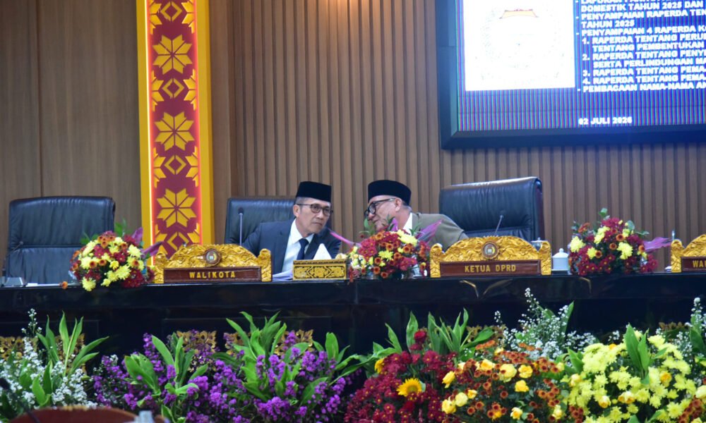 Wali Kota Ratu Dewa Hadiri Paripurna DPRD Palembang, Bahas Air Limbah hingga Pemajuan Kesenian. (Foto: Yulie)