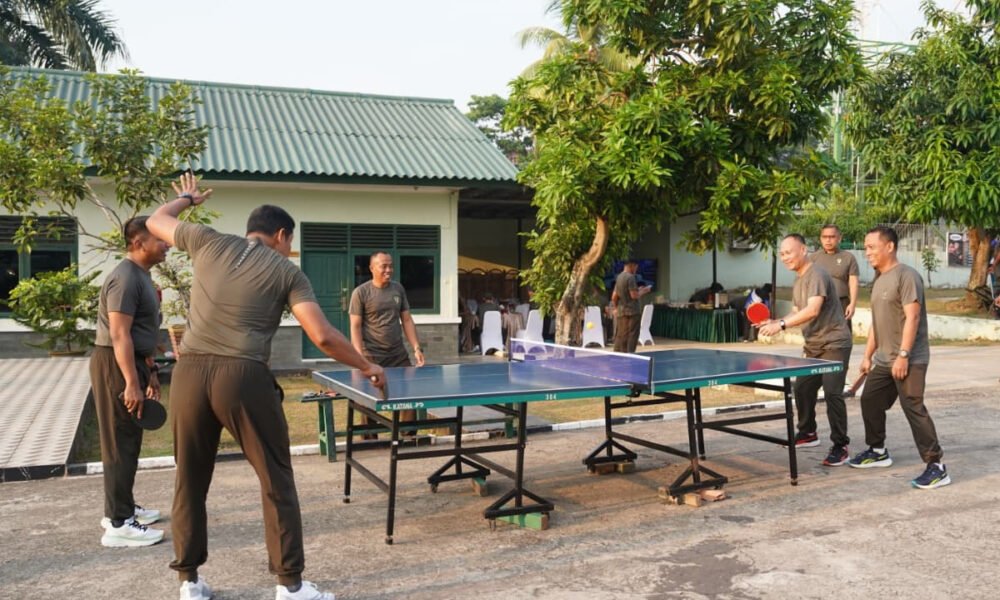 Pangdam II/Swj Ajak Pejabat Kodam Olahraga Bersama dan Nobar Piala Dunia 2026 di Makomlekdam II/Swj Pangdam II/Swj Mayjen TNI Ujang Darwis bersama para pejabat utama Kodam II/Sriwijaya mengikuti olahraga bersama dan nonton bareng Piala Dunia 2026 di Makomlekdam II/Swj Palembang sebagai upaya memperkuat soliditas, sportivitas, dan sinergi antar jajaran Kodam II/Sriwijaya. (Foto: Yulie)