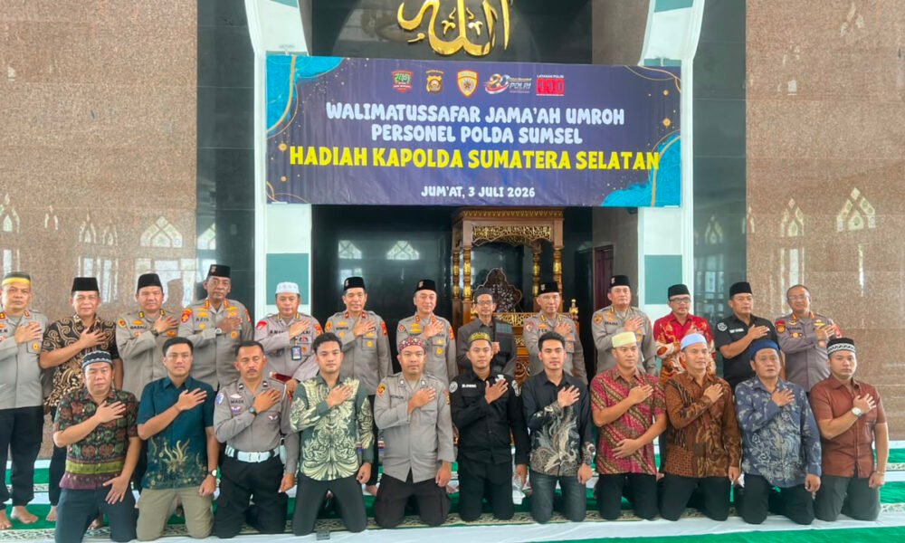 Kapolda Sumsel Irjen Pol Dr. Sandi Nugroho memimpin prosesi pelepasan personel berprestasi yang diberangkatkan umrah di Masjid Assaadah Mapolda Sumsel, Palembang, Jumat (3/7/2026). (Foto: Edho/nara.sriwijayaterkini.id)