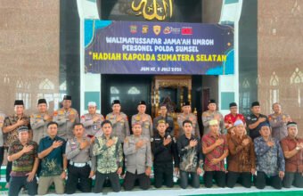 Kapolda Sumsel Irjen Pol Dr. Sandi Nugroho memimpin prosesi pelepasan personel berprestasi yang diberangkatkan umrah di Masjid Assaadah Mapolda Sumsel, Palembang, Jumat (3/7/2026). (Foto: Edho/nara.sriwijayaterkini.id)