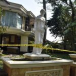 Petugas saat proses penggeledahan rumah Jampidsus Kejaksaan Agung Febrie Adriansyah di kawasan Sentul, Kabupaten Bogor, terkait penyidikan dugaan korupsi dan TPPU. (Foto: Antara Foto)