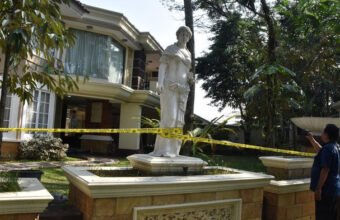 Petugas saat proses penggeledahan rumah Jampidsus Kejaksaan Agung Febrie Adriansyah di kawasan Sentul, Kabupaten Bogor, terkait penyidikan dugaan korupsi dan TPPU. (Foto: Antara Foto)