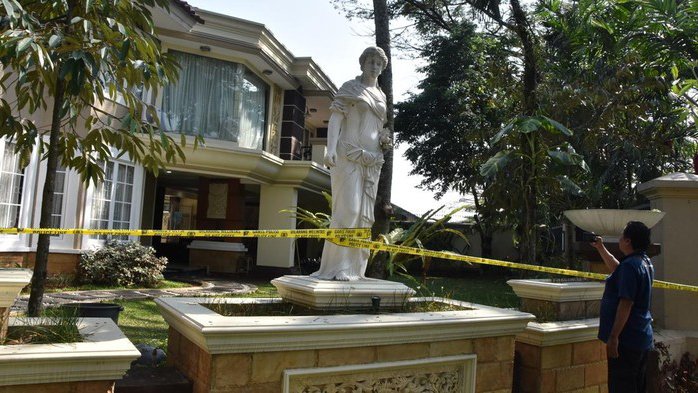 Petugas saat proses penggeledahan rumah Jampidsus Kejaksaan Agung Febrie Adriansyah di kawasan Sentul, Kabupaten Bogor, terkait penyidikan dugaan korupsi dan TPPU. (Foto: Antara Foto)