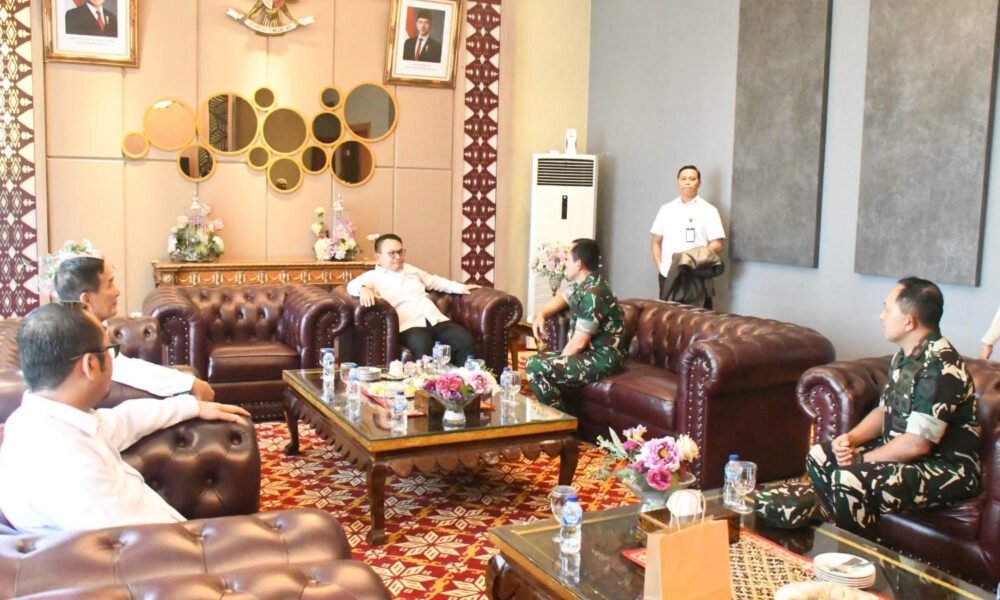 Dudung Abdurachman Kunjungi Sumsel, Pangdam II/Sriwijaya dan Danrem 044/Gapo Sambut di Bandara SMB II