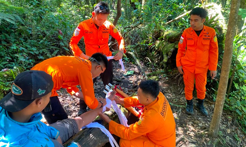 Tim Sar Gabungan Evakuasi Pendaki yang Mengalami Cedera di Gunung Dempo