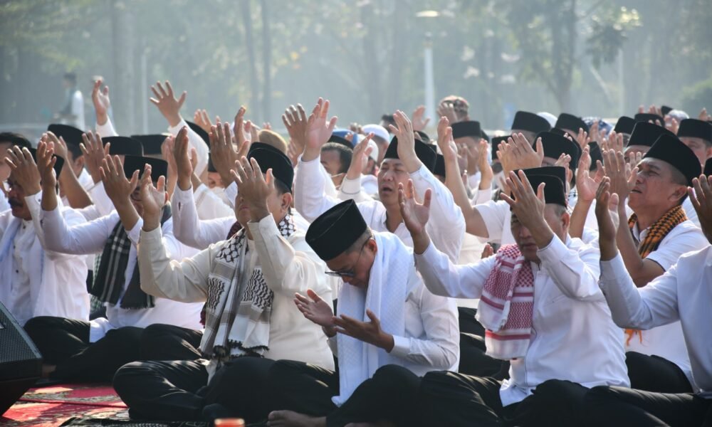 Perkuat Ikhtiar Spiritual Hadapi Kemarau, Kakanwil Kemenag Sumsel Ikuti Salat Istisqa Bersama Gubernur di Griya Agung
