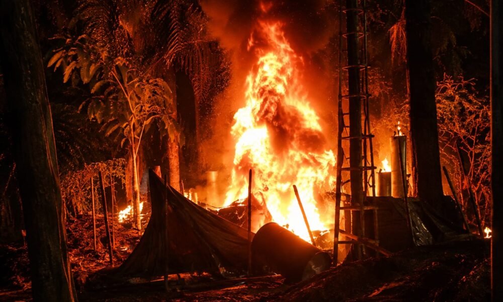 Habis Diverifikasi Polisi, Sumur Minyak Ilegal di Keluang Muba Terbakar Hebat