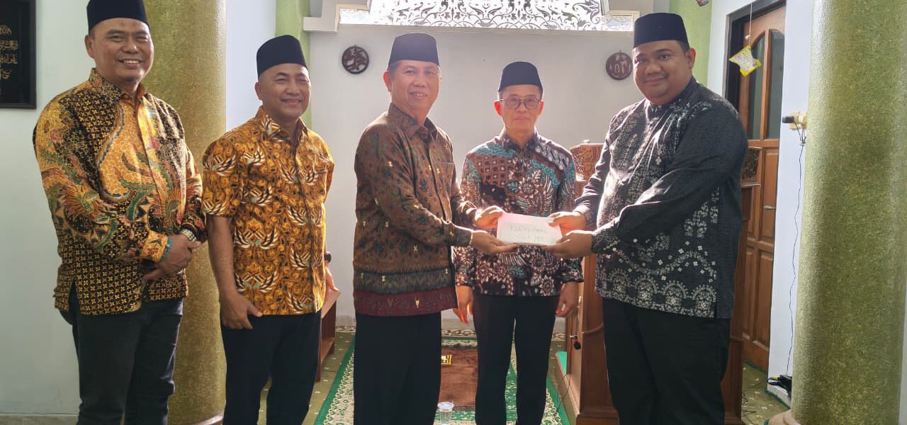 Perkuat Semangat Kafilah MTQ Nasional, Kakanwil Kemenag Sumsel Salurkan Bantuan di Semarang