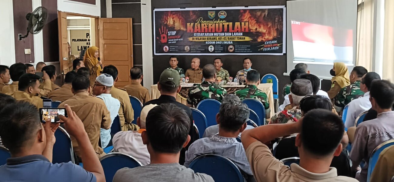 Tim Mabes TNI Turun Gunung Tangani Karhutla di Muba, Ingatkan Warga Tak Buka Lahan dengan Cara Dibakar